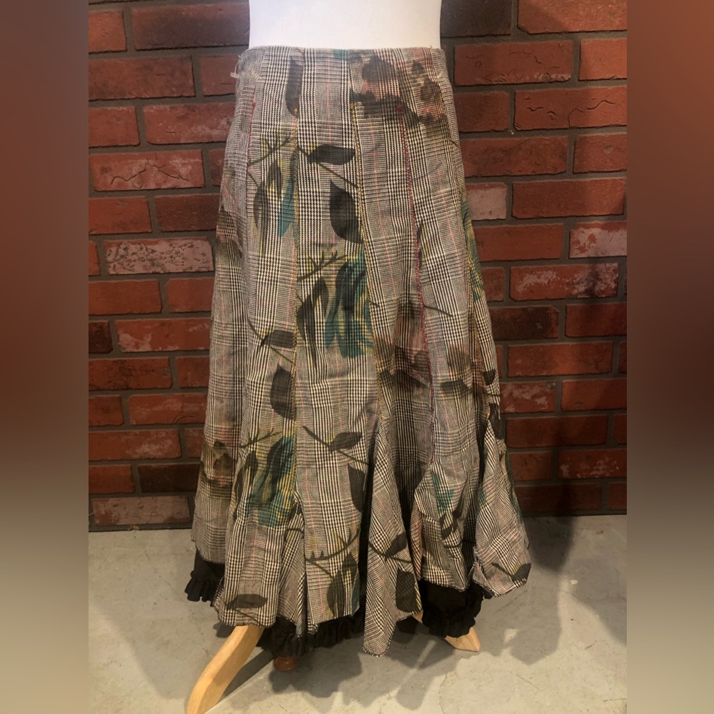Size 4 Tristan and Iseut light brown/white lined striped skirt
